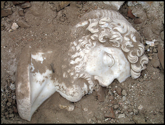 La statua di marmo dell'imperatore romano Adriano  stata ritrovata e portata alla luce tra le rovine della antica citt greco-romana di Sagalassos nella Turchia centro-meridionale