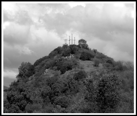 Davanti a questo Calvario passo tutte le volte che scendo in terreno. Segncolo che mi stordisce, lo passo come fosse un capitello privato, fingendo una preghiera.