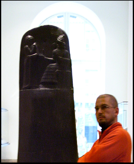 Il dito indice puntato al cielo; la forma del codice di Hammurabi