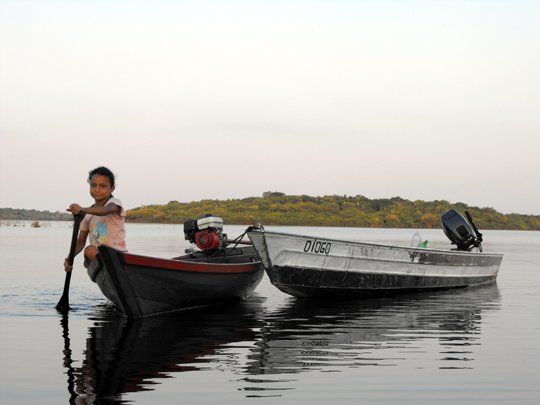 Anche una bimba pu aiutare i fratelli pescatori trainando lentamente la loro barca.